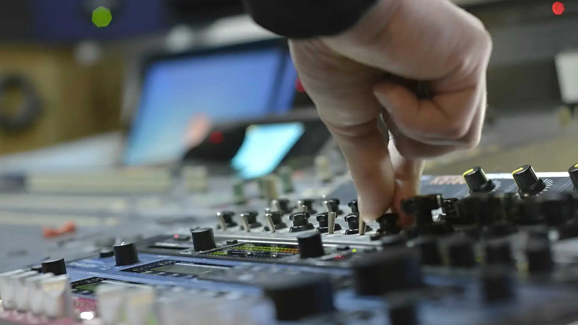 Neumann-Studiomikrofon in der Kabine